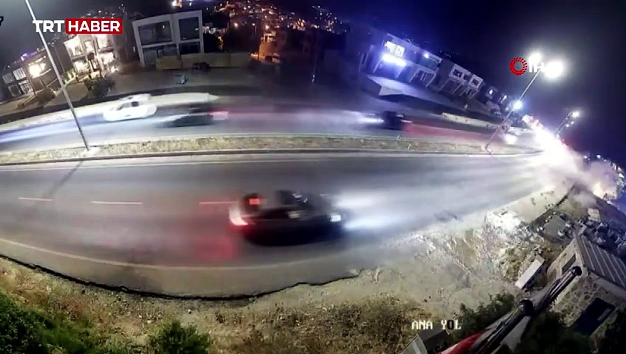 Bodrum'da kontrolden çıkan otomobil yol kenarına savruldu