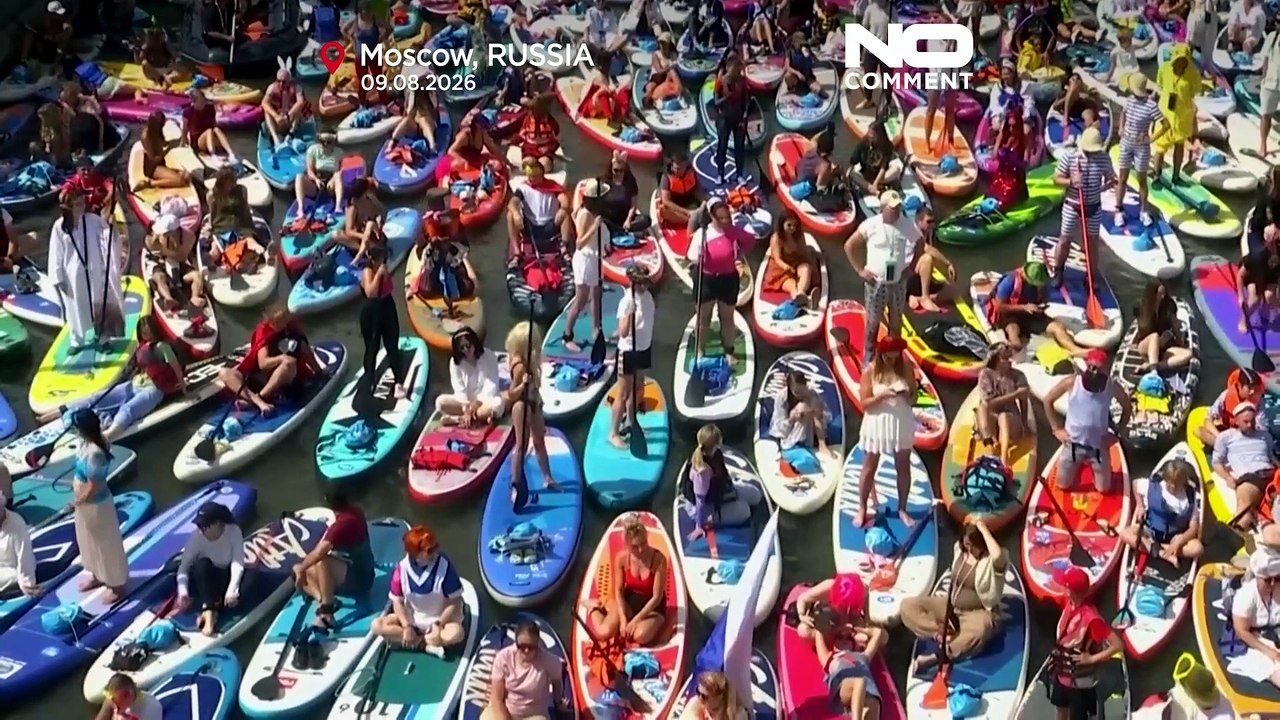 Rússia: foliões em paddle descem rio de Moscovo em desfile