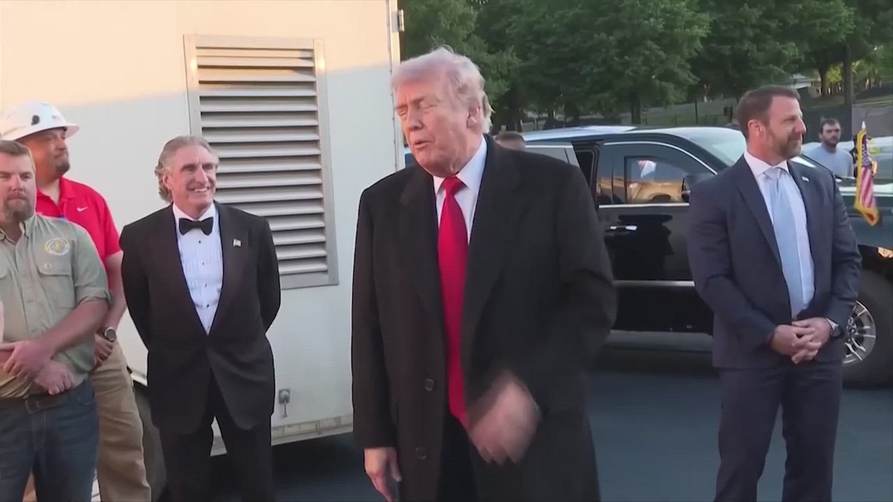 Trump visits reflection pool in Washington's monument - video Dailymotion