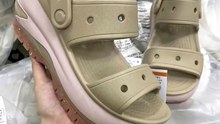 🔥 PB209- SANDAL CRUSH BÓNG - NHÀ EM VỀ BỔ SUNG HÀNG 🔥  Khách iu nào đang khuyết size, hay chưa od ib em để em lên đơn nhé Size: m3-m7 (tuỳ màu) , form rộng  📦 Chuyên sỉ số lượng lớn – giá cực tốt cho khách buôn 🚀 Hàng có sẵn – chốt đơn là xuất kho nga