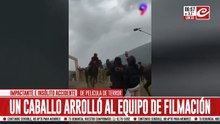 ¡Caballo arrolló a equipo de filmación completo! Mirá el video