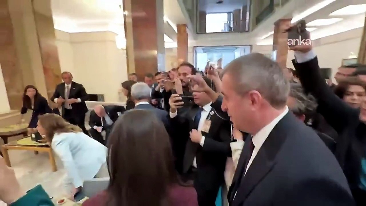 TBMM kulisinde Devlet Bahçeli ile DEM Partililer tokalaştı
