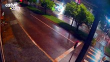 VÍDEO: Carro perde o controle, anda em duas rodas e bate contra poste em Cascavel