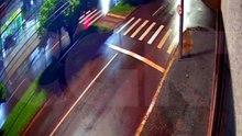 Acidente na Avenida Rocha Pombo em Cascavel: vídeo mostra carro batendo em poste