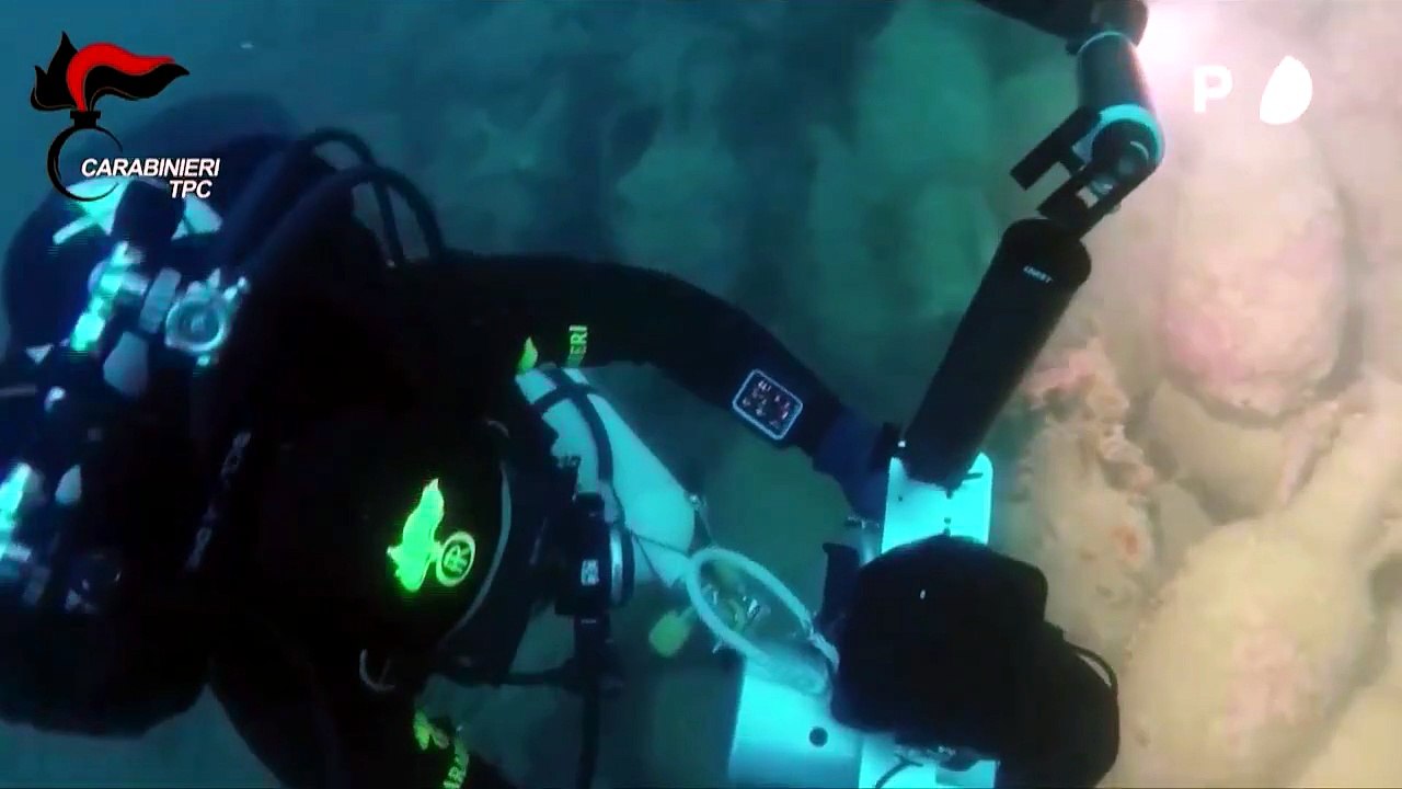 Buceadores italianos hallan restos de un barco romano con centenas de ánforas