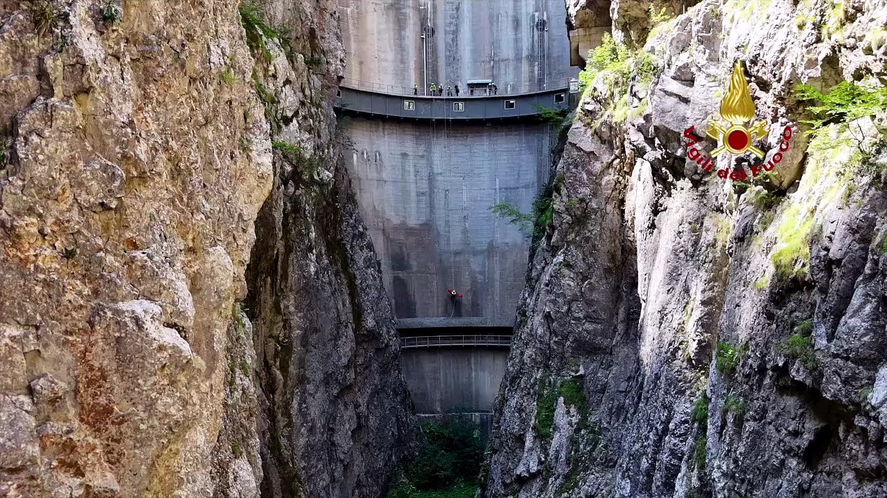 Esercitazione dei Vigili del Fuoco nella diga d...