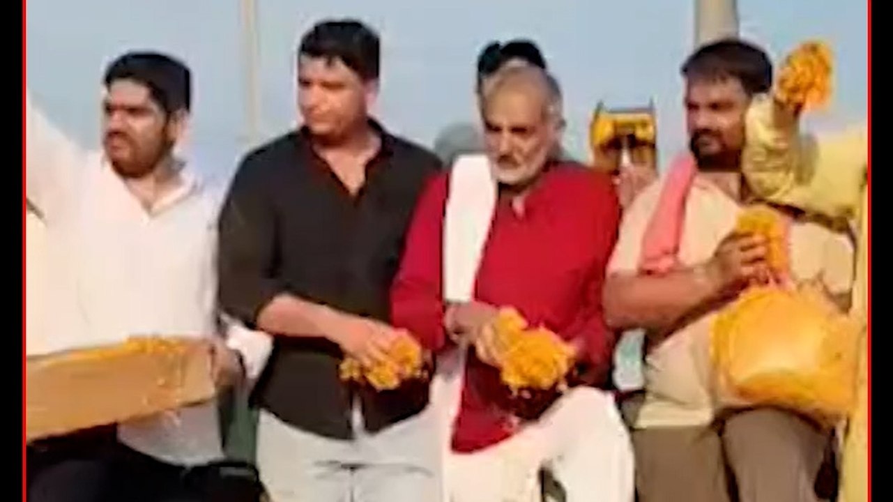 कांवड़ियों पर बुलडोज़र से ऐसे बरसे 61 किलो फूल, वीडियो वायरल