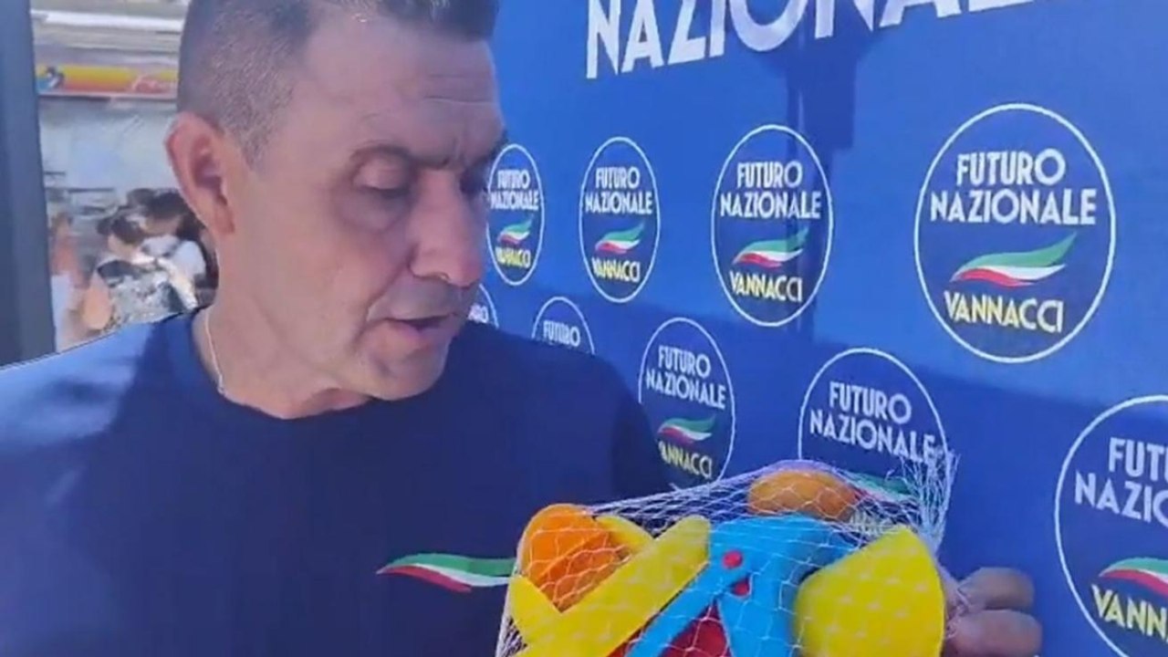 Secchiello, paletta e pistola ad acqua: il kit da spiaggia di Vannacci è un manifesto politico
