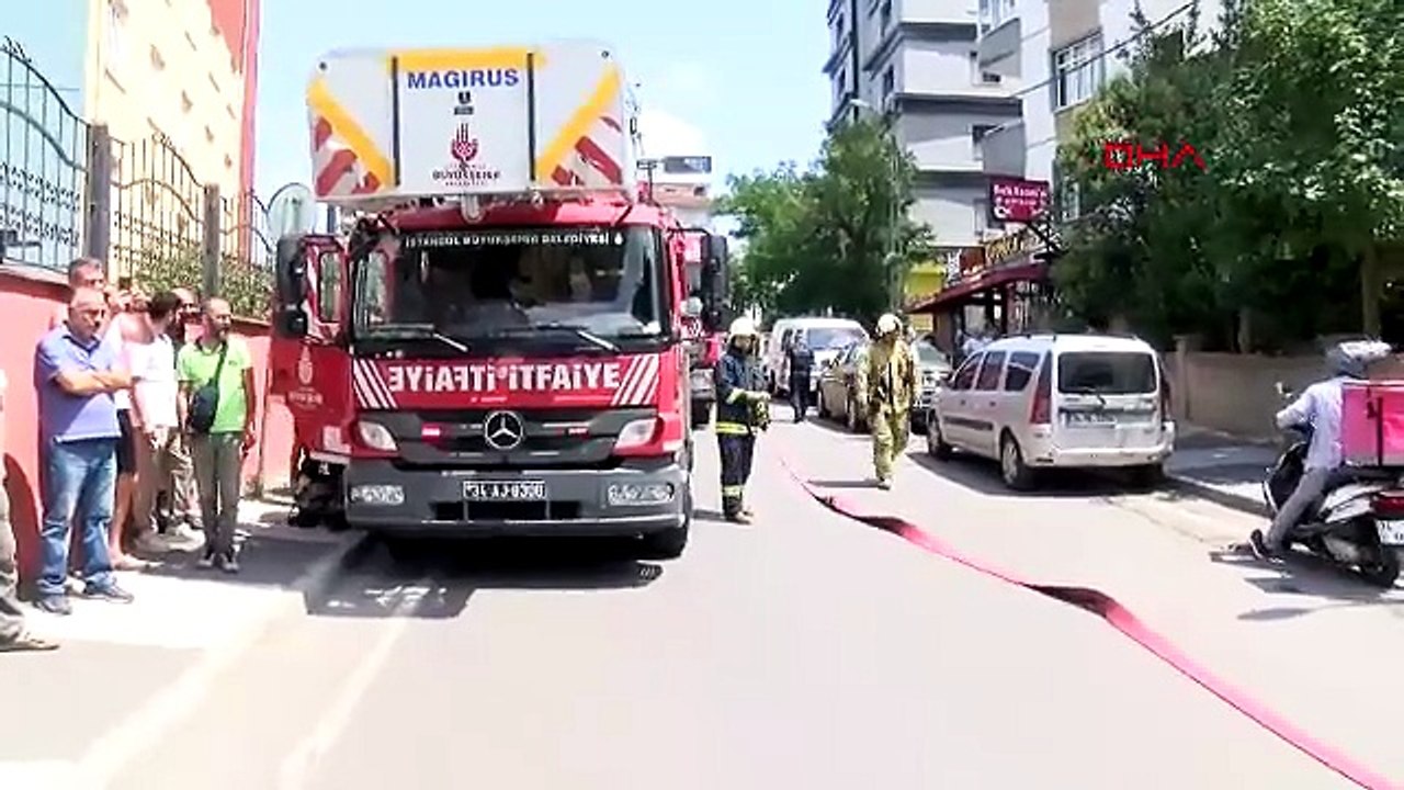 Park halindeki elektrikli otomobil alev topuna döndü