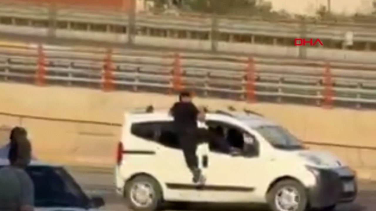 Kavga ettiği kardeşinin aracına tutunup, camdan içeri girmeye çalıştı!