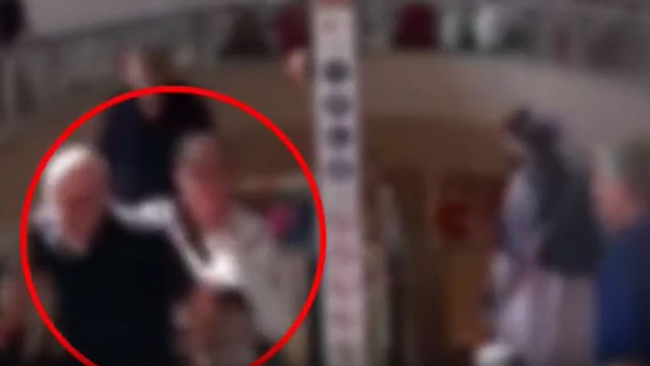 Milano, così la ladra sfila il portafoglio dalla tasca di un viaggiatore sulle scale mobili della Stazione Centrale