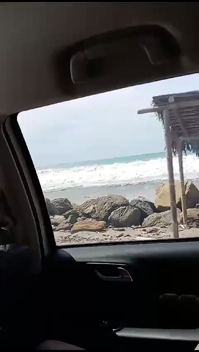 Une vague géante engloutit une voiture sur la côte équatorienne en pleine houle
