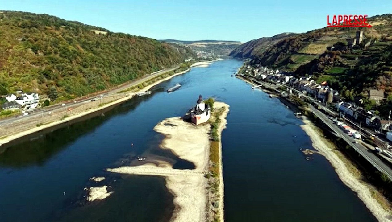 Germania, la siccit? prosciuga il Reno: le persone passeggiano sul letto del fiume
