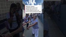 Merendeira ganha aplausos de estudantes e buquê de flores ao se aposentar de escola #shorts