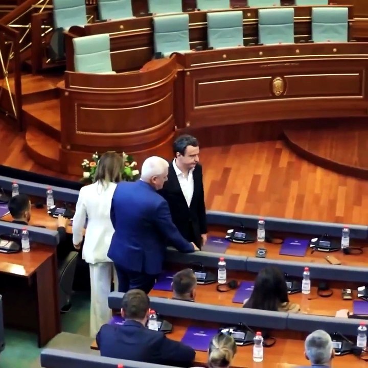 Caos en el parlamento: diputada de la oposición lanza huevos a primer ministro en Kosovo