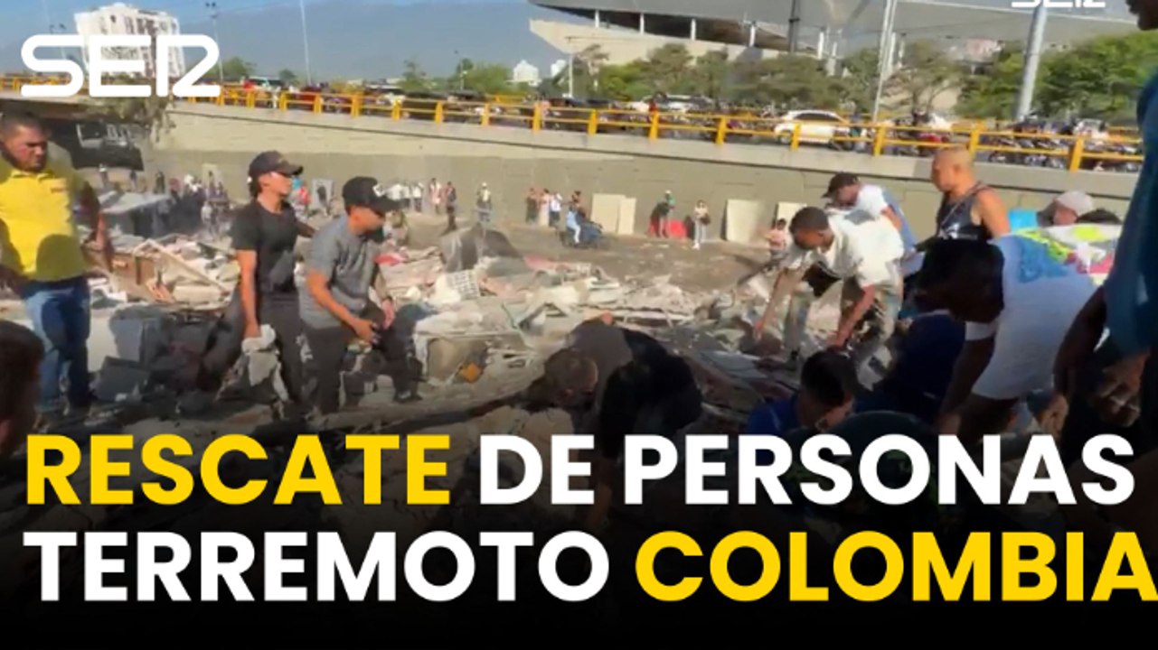 Varios ciudadanos participan en las labores de rescate entre los escombros en Cali