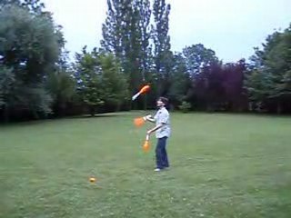 Lancé multiplex 3 massues, une à l'envers