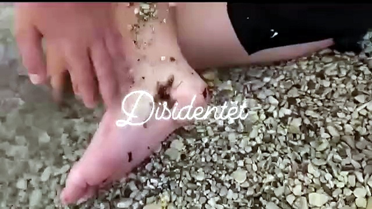 Zhupa nxjerr VIDEO-n: Turistët dalin nga deti me njolla vaji në trup