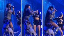Nayara Yumi en Juliana Bonde delen het podium met een hondje tijdens een optreden