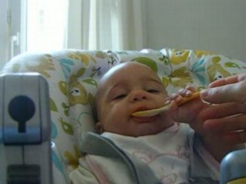 monica mange sa 1ère purée