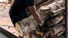 The strength of the little boy lifting the heavy log. #wooddesigner #wood