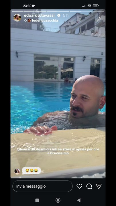 Edoardo tavassi story in piscina con amici
