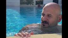 Edoardo tavassi story in piscina con amici