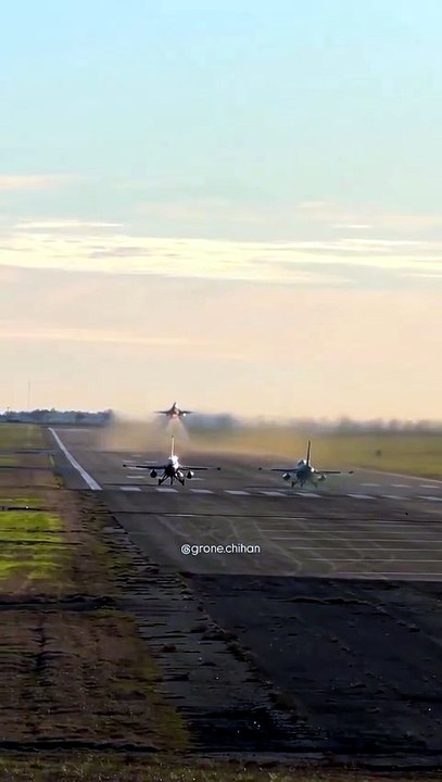 Aviones F-16 despegando rumbo a Buenos Aires