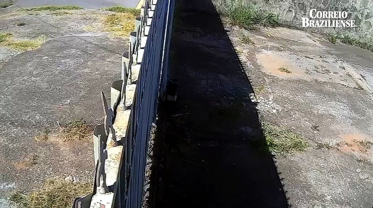 Homem mata outro com 36 facadas em hotel e foge pulando muro