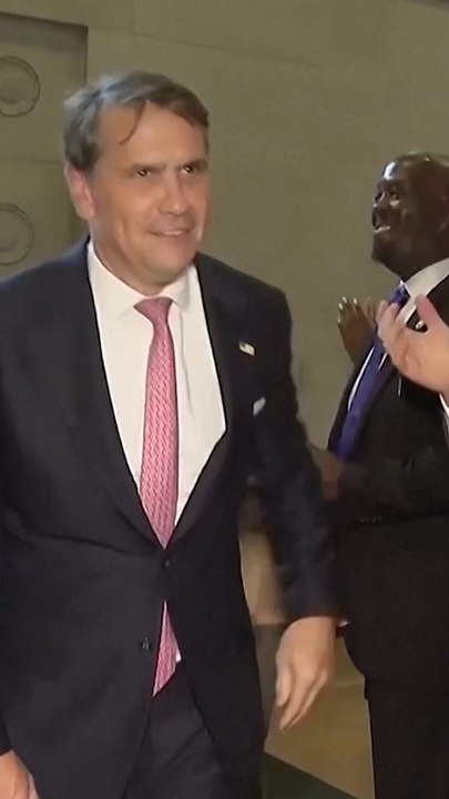 Thunderous applause rings out as Todd Blanche arrives at DOJ