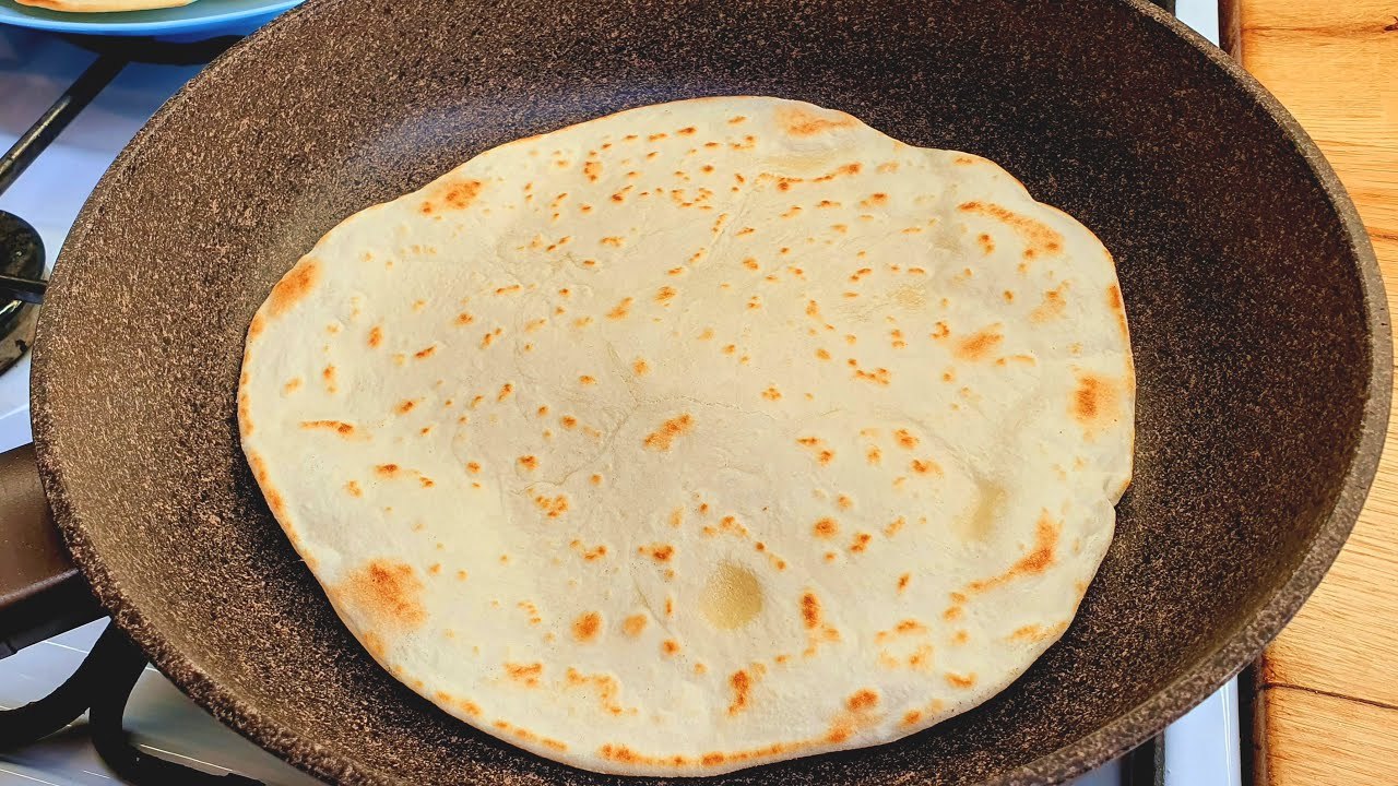 Nur Mehl, Wasser und Öl und ein wunderbares Brot zum Abendessen ist in wenigen Minuten fertig