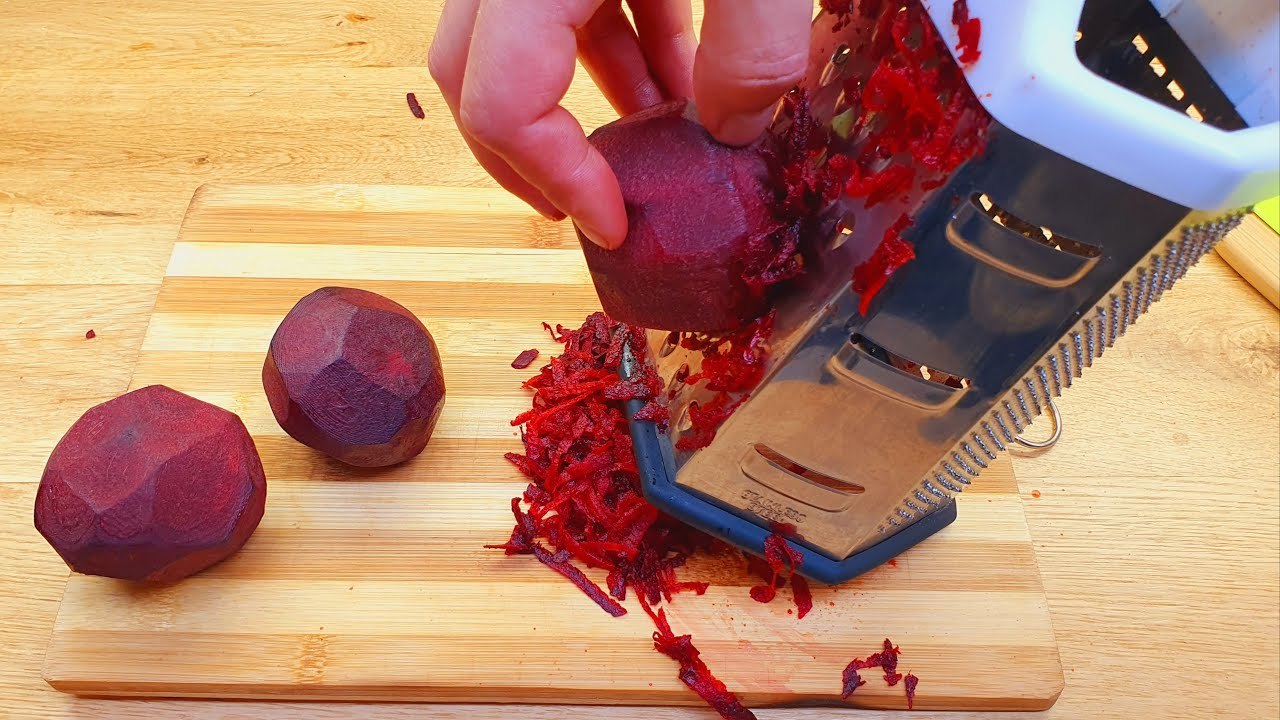 Geriebene Rüben, lecker und gesund Rezept Rüben auf dem festlichen Tisch