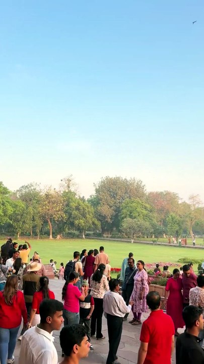 Morning Birds Greet Visitors At The Beautiful Taj Mahal 🇮🇳