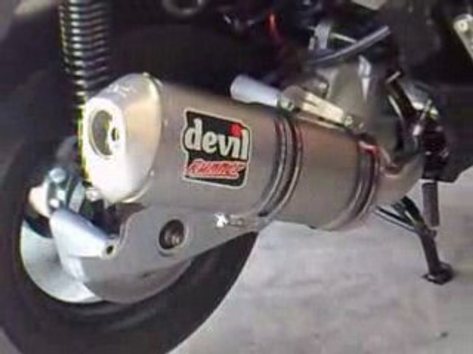 Mon Xmax 125 Devil Runner (1)