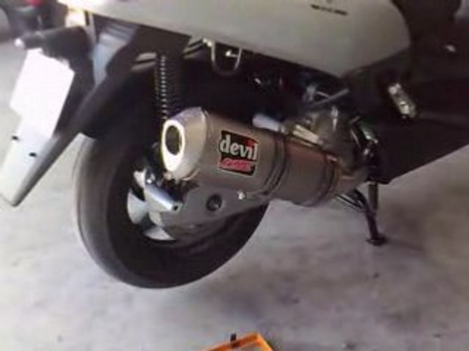 Mon Xmax 125 Devil Runner (2)