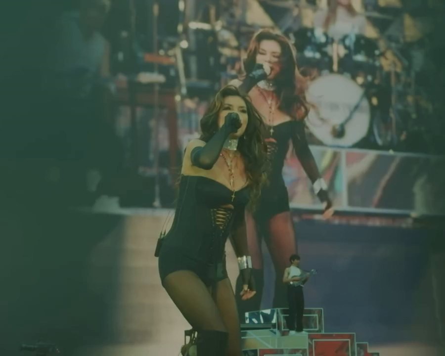 Shania Twain sizzles in hotpants