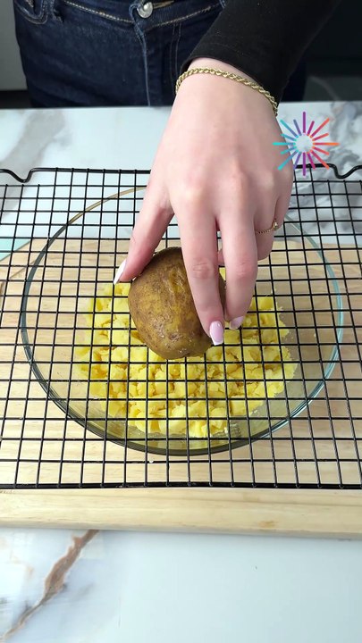 Peeling potatoes has never been this easy🥔