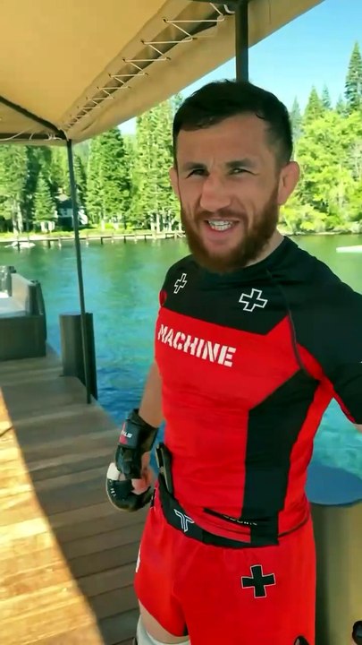Zuckerberg lutou com ex-campeão da UFC no meio de um lago. Veja o vídeo