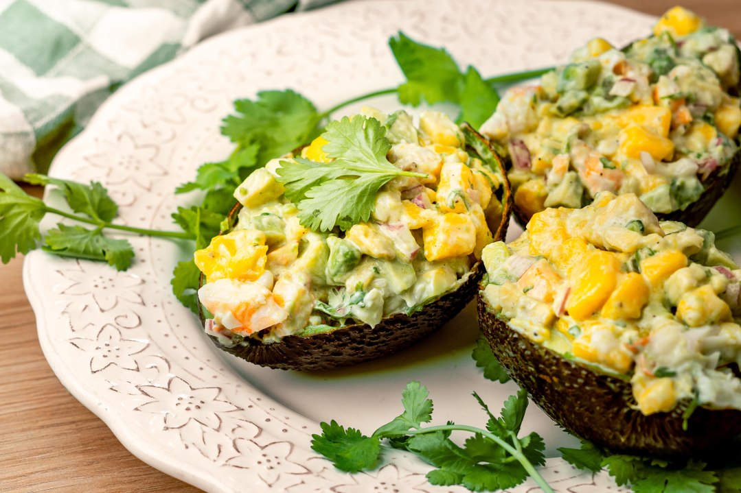 Aguacates rellenos de ensaladilla de langostinos y mango