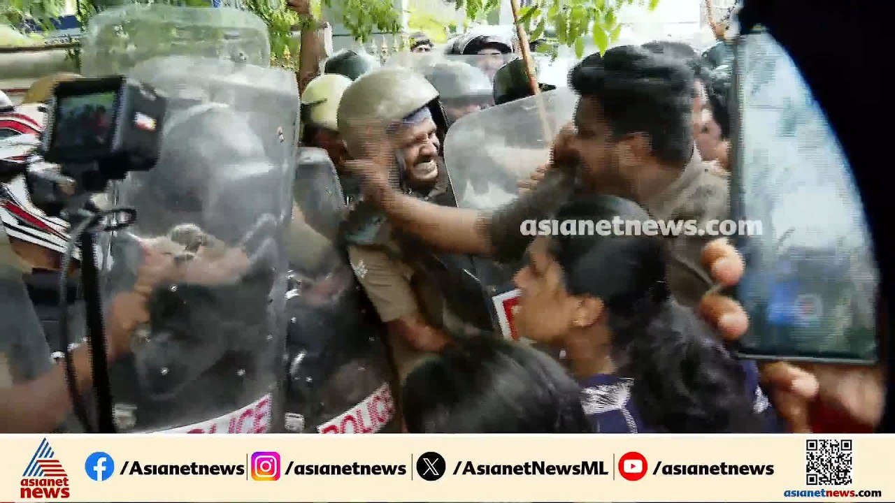 കേരള സർവകലാശാലയിലേക്ക് എസ്എഫ്ഐ നടത്തിയ മാർച്ചിൽ...