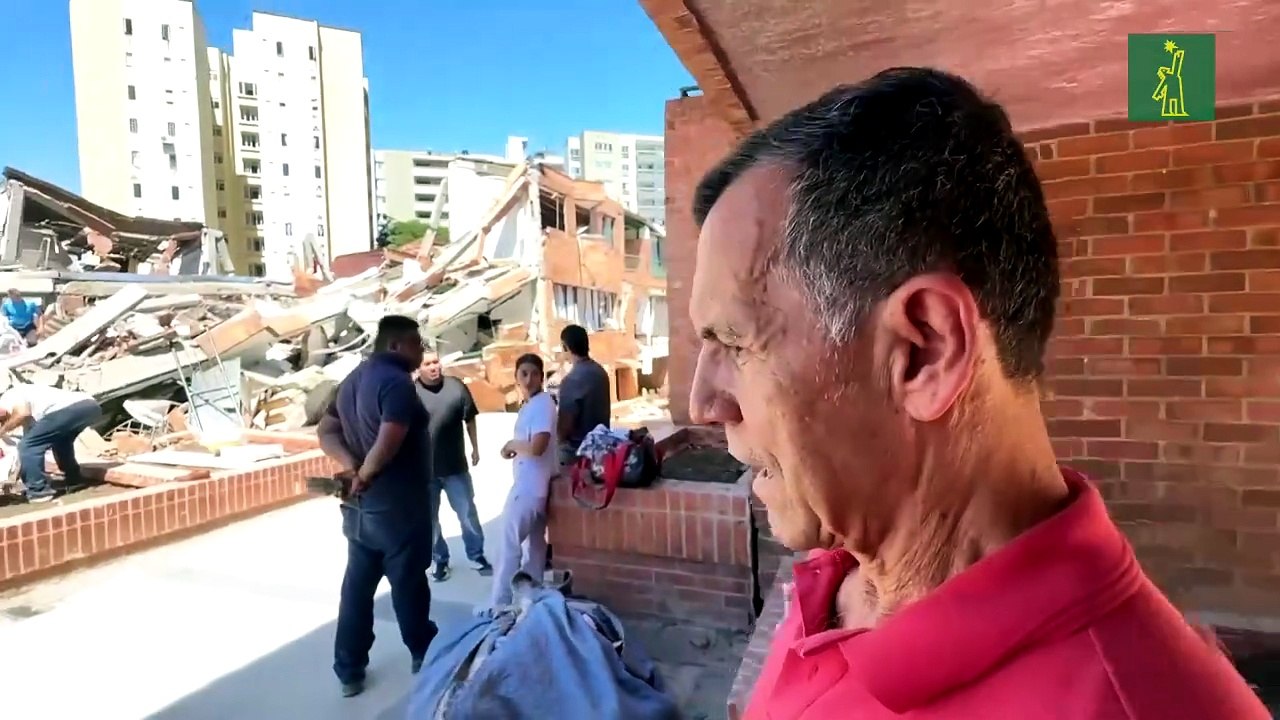 Sobreviviente en Cali camina entre los escombros tras terremoto en Colombia