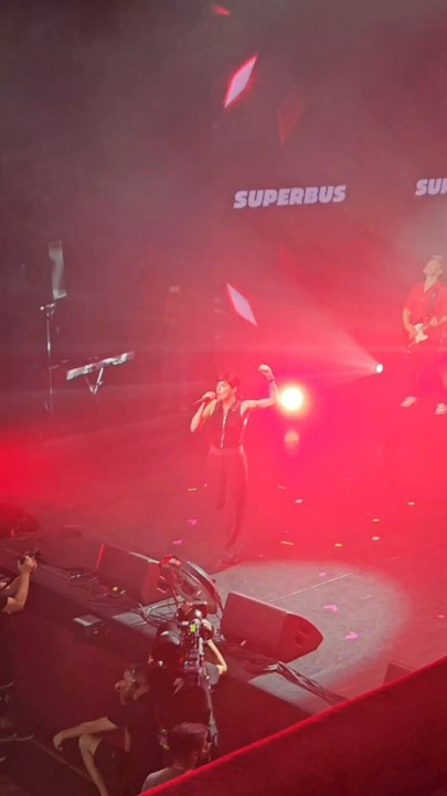 Superbus interprète "Lola" au festival Europe 2 ✨
