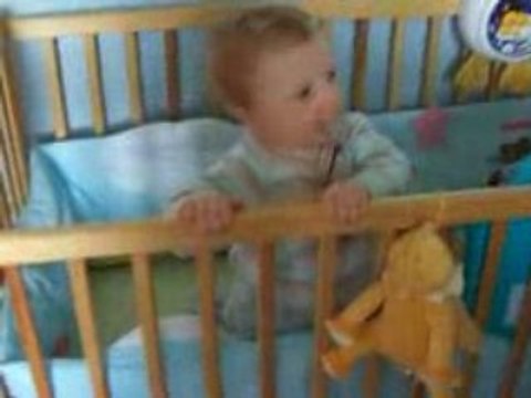 yolann se met debout dans son lit