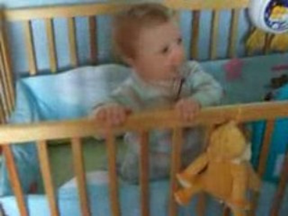 yolann se met debout dans son lit