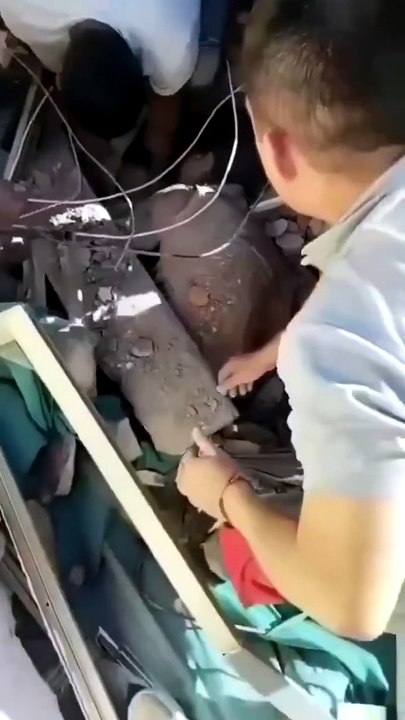 Rescatan a un bebé de seis meses entre los escombros en Colombia
