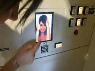 Mélane s'énerve contre le photomaton