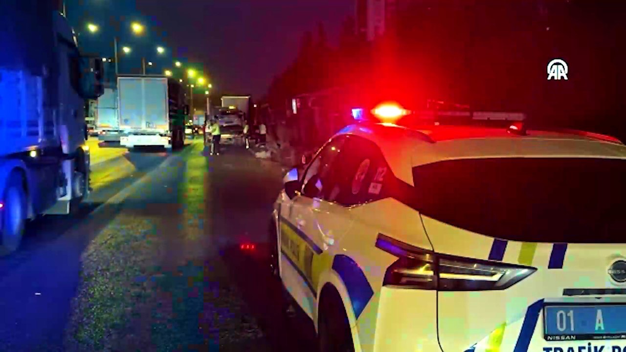 Adana'da 4 aracın karıştığı kazada 3 kişi yaralandı
