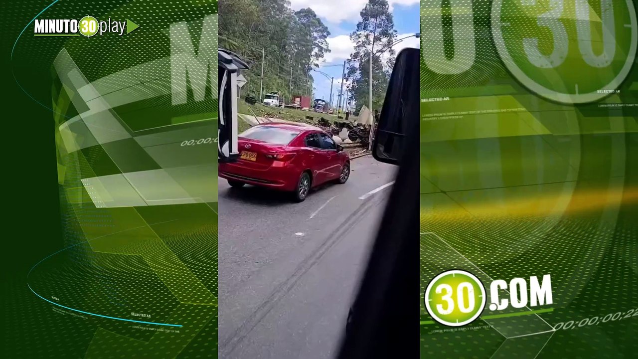 ¡Se fue de lado! Tractomula con cervezas se volcó en la Variante de Caldas