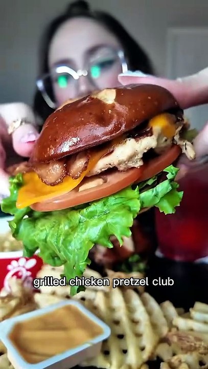 Chick-fil-A Pretzel Club Mukbang: Spicy vs Grilled Chicken Taste Test