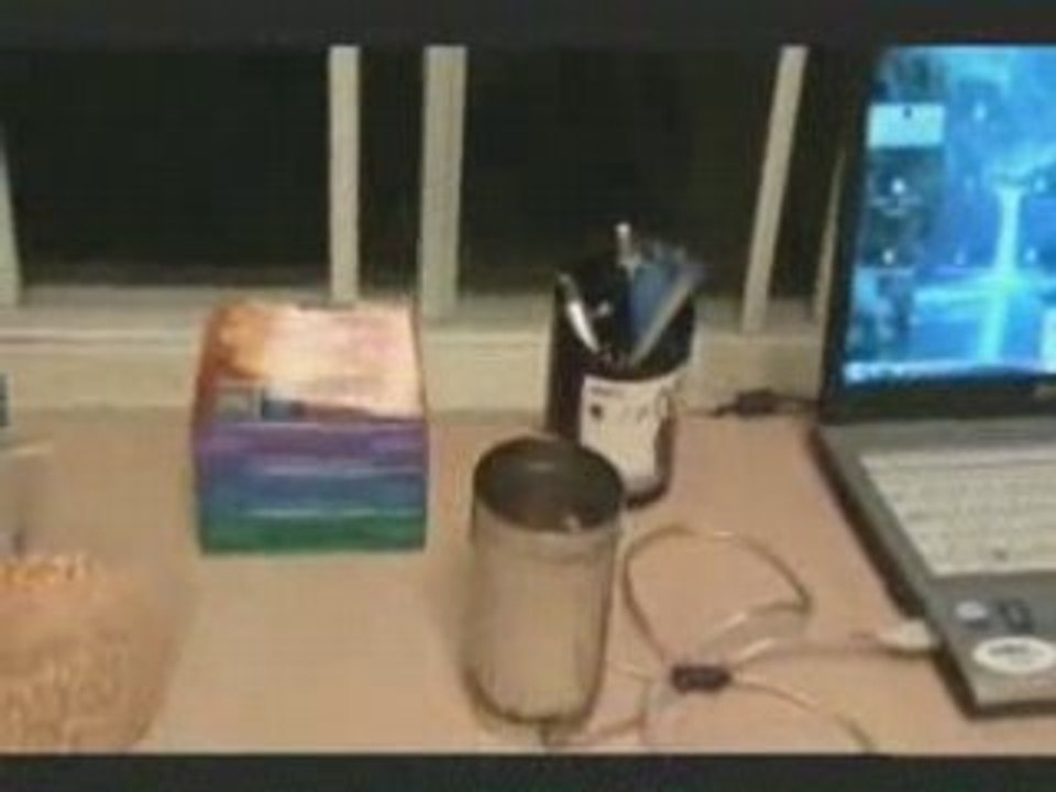 Palomitas con unas latas y USB